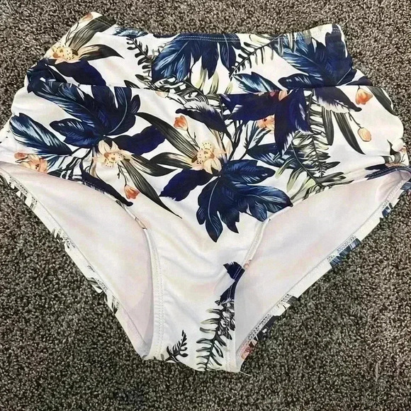 Zaful bikini Medium 1950s two-piece blue and white floral summertime pool beach - Picture 4 of 16